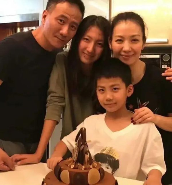 股鑫所 胡军全家亮相喜剧场，24岁女儿成熟惊艳，儿子像他翻版？